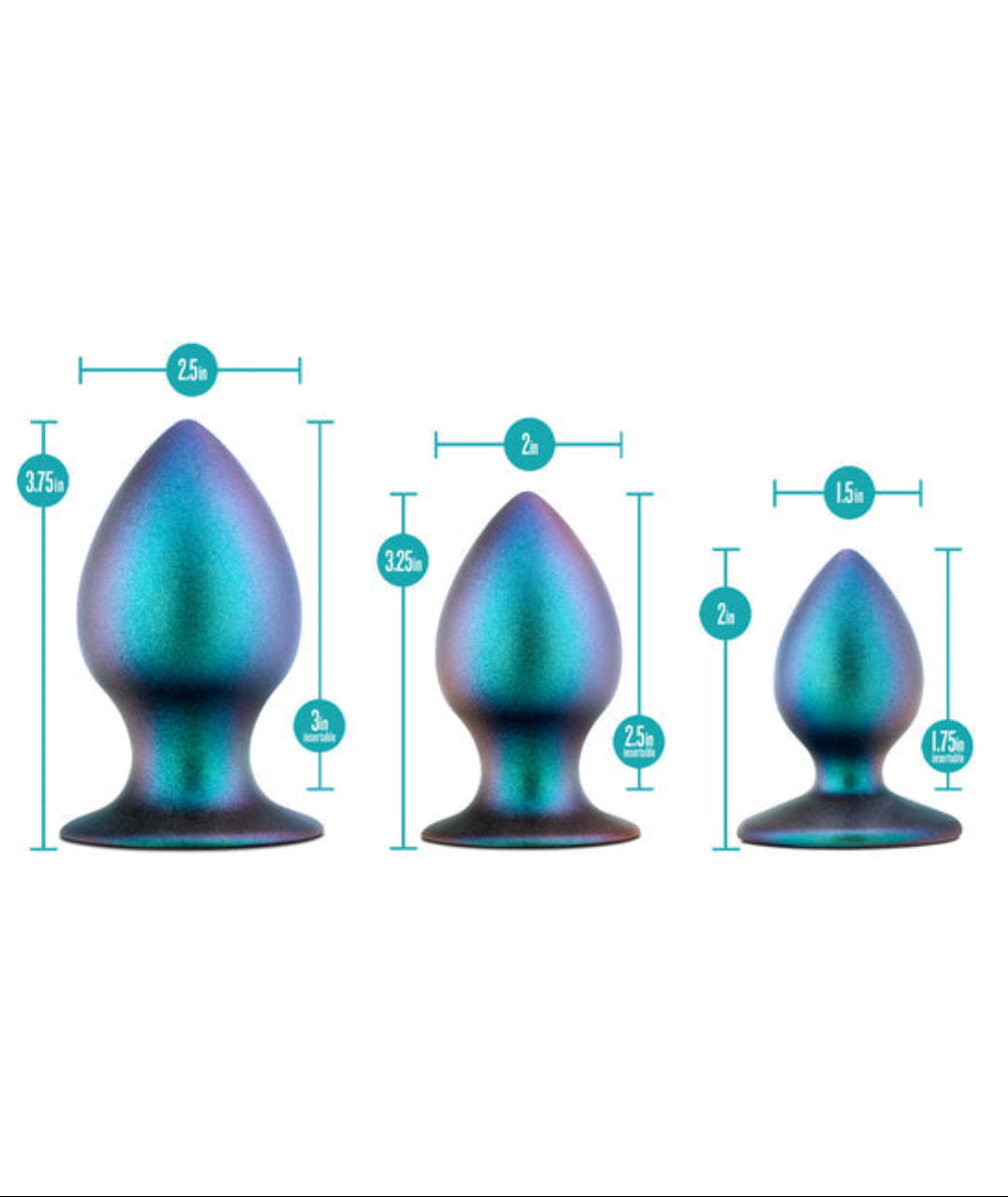 Size diagram of three graduated anal plugs with width and length measurements, on a white background.