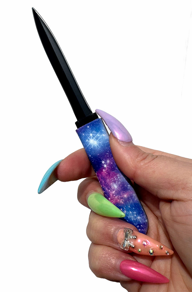Person using galaxy comb knife for everyday lifestyle self defense 